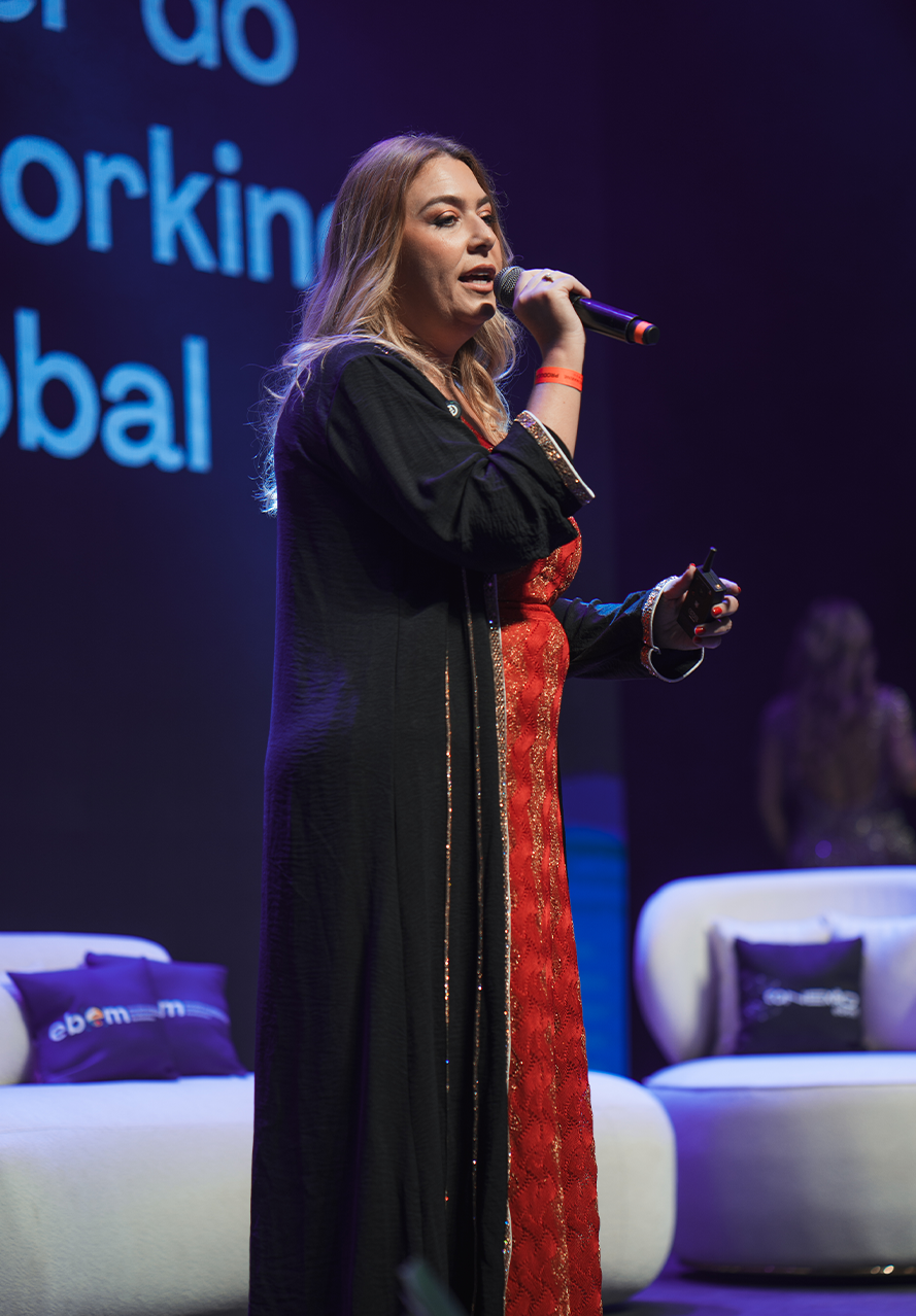 RENATA SANCHES - BE.HIND THE SCENES